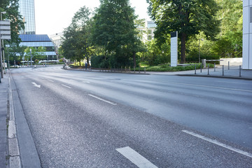 Fototapeta na wymiar Leere Fahrbahn auf Straße in Großstadt