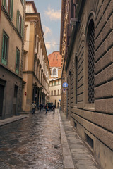 Fototapeta na wymiar one of the many narrow streets of the old town in Florence