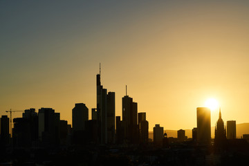 Fototapeta na wymiar Großstadt Skyline Silhouette bei Sonnenuntergang