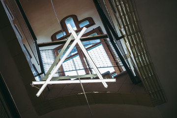 Luminaire design dans une cage d'escalier