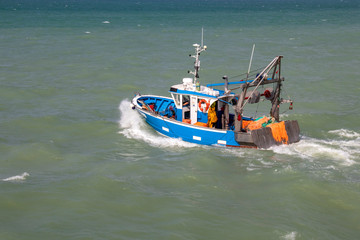 Départ de chalutier pour une journée de pêche côtière