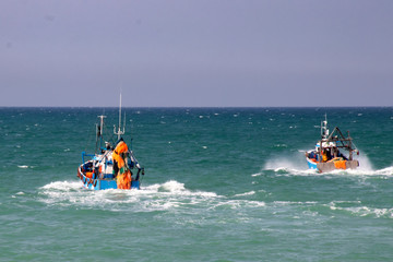 Départ de chalutier pour une journée de pêche côtière