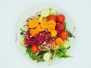 Ensalada verde con remolacha germinada
