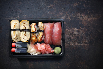Sushi. Tacka z kawałkami sushi , imbirem , wasabi i sosem sojowym na ciemnym tle. - obrazy, fototapety, plakaty
