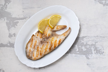 grilled fish with lemon