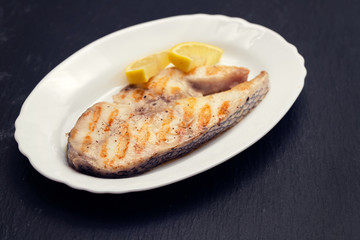 grilled fish with lemon