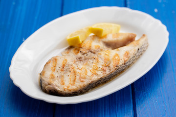 grilled fish with lemon