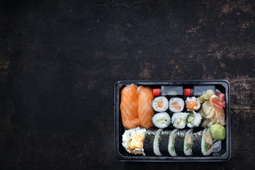 Zestaw sushi. Tacka z kawałkami sushi , imbirem , wasabi i sosem sojowym na ciemnym tle. - obrazy, fototapety, plakaty