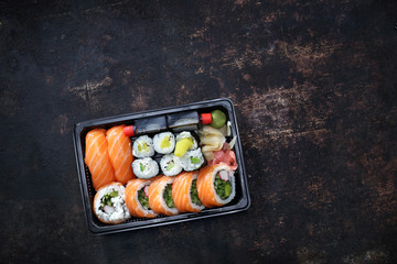 Sushi.  Tacka z kawałkami sushi , imbirem , wasabi i sosem sojowym na ciemnym tle. - obrazy, fototapety, plakaty