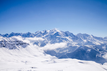 Vue de la chaîne du Mont Blanc enneigée dans les Alpes françaises avec beau temps