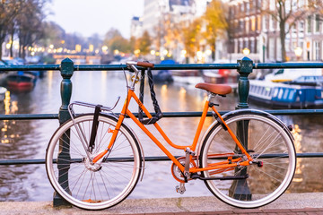 Fototapeta na wymiar Fahrrad in Orange