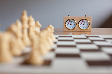 Schachspiel mit Figuren und Schachuhr