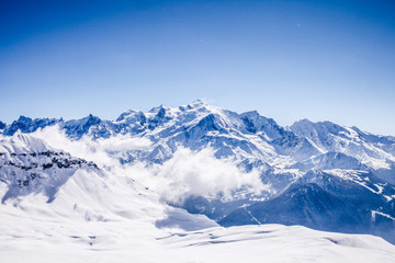 Panorama chaîne des Alpes française avec vue sur le Mont Blanc ciel bleu neige et nuages bas - obrazy, fototapety, plakaty