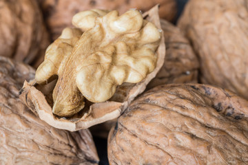 Cerneau de noix  et coques de noix en gros plan