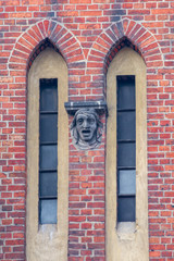 okna z głową © Mariusz Sowula