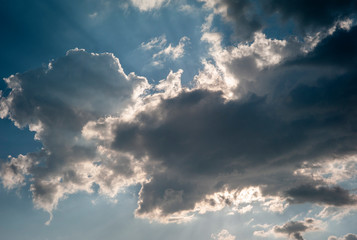 Rayons du soleil dans un ciel nuageux, Villenave d'Ornon, Gironde, FRANCE, 22 juin 2018.