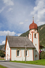 Fototapeta na wymiar Dorfkapelle im Ötztal