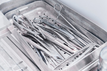 Surgical instruments, a set of surgical instruments