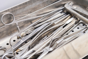 Surgical instruments, a set of surgical instruments
