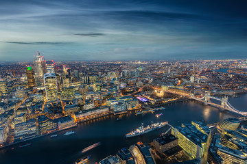 Fototapeta na wymiar Blick auf das Zentrum von London bei Nacht: die City bis zur Tower Bridge und Canary Wharf