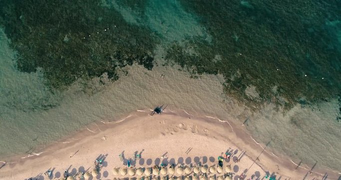 Lido con ombrelloni - ripresa aerea