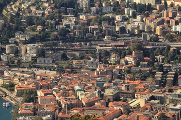 Blick vom Monte Bre auf Lugano mit  Seepromenade und Bahnhof