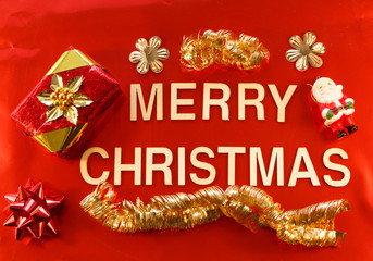 Obraz na płótnie Canvas Joyeux Noël et décorations de Noël sur fond rouge
