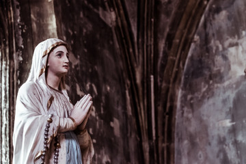 Statue de la vierge Marie, mains en pri&egrave;re