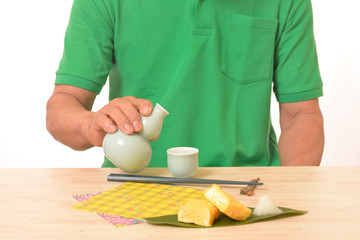 日本酒を飲むシニア