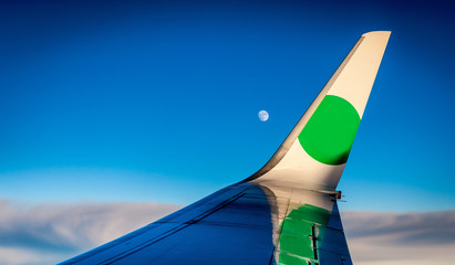Flight - Ein Flugzeug über den Wolken und mit dem Mond