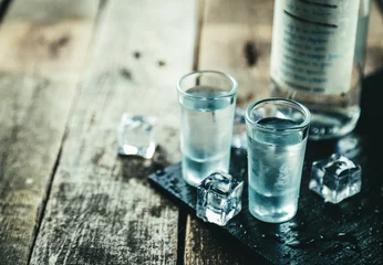Foto op Plexiglas Traditionele Griekse wodka - ouzo in borrelglaasjes © anaumenko