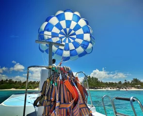 Tuinposter Déploiement d'un parachute ascensionnel depuis le bateau le tractant © Cyril PAPOT
