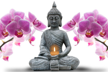 Buddhastatue mit Kerze und Orchideen