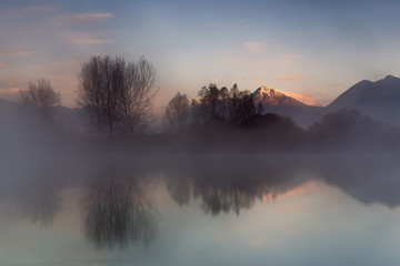 Akìlba sul fiume con nebbia, Lombardia, Italia