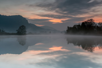 Fototapeta na wymiar Akìlba sul fiume con nebbia, Lombardia, Italia