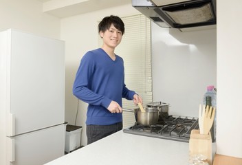 料理する若い男性