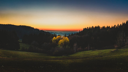 Fototapeta premium Landschaft mit Sonnenuntergang