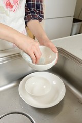 洗い物をする女性の手