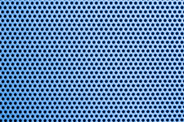 Nahaufnahme (Makro) eines blauen Lochbleches mit Seitenverhältnis 3:2