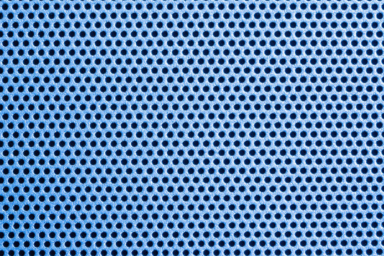 Nahaufnahme (Makro) eines blauen Lochbleches mit Seitenverh&auml;ltnis 3:2