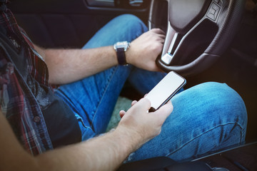 Obraz premium bearded man with a phone in the car