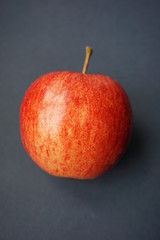 roter Bio Apfel vor schwarzen Hintergrund