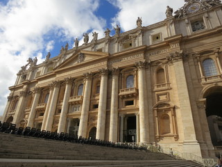 The dwarf state of the Vatican on the territory of Rome. Journey to Italy.