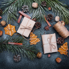Boże Narodzenie - Świąteczne dekoracje, prezenty i pierniczki na ciemnym tle - obrazy, fototapety, plakaty