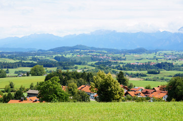 Fototapeta na wymiar Blick von Oy Mittelberg auf das sommerliche Alpenvorland bei Füssen 