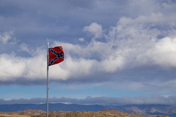 Naklejka premium Confederate flag flutters on the wind