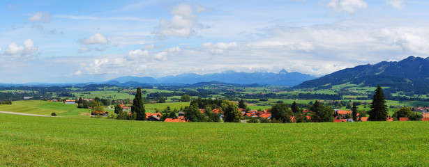 Blick von Oy Mittelberg auf das sommerliche Alpenvorland bei Füssen Panorama
