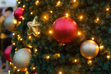 Obraz na płótnie Canvas Christmas tree decorated with shiny ornaments and lights