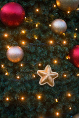 Obraz na płótnie Canvas Christmas tree decorated with sparkly ornaments and lights