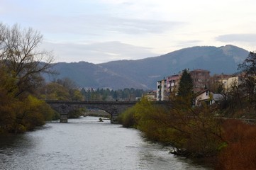 Fototapeta na wymiar old stone bridge in autumn 
